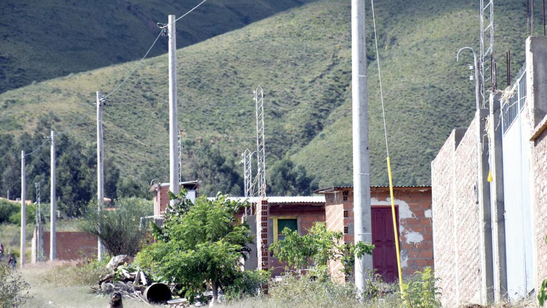 Algunos postes de electricidad en las faldas del Parque Nacional Tunari. DICO SOLÍS