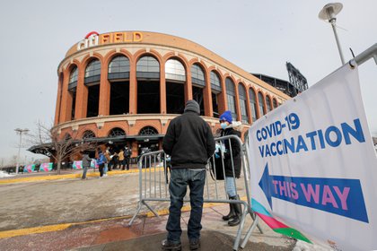 El estadio de los New York Mets, es hoy un improvisado vacunatorio en Nueva York. REUTERS/Brendan McDermid