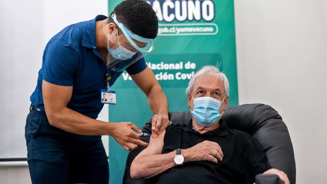 El presidente Sebastián Piñera recibe la primera dosis de la vacuna Sinovac CoronaVac contra el coronavirus, el 12 de febrero de 2021 en un centro de salud en Futrono, en el sur de Chile