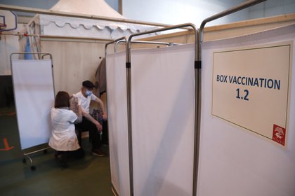 Una persona es vacunada contra la covid-19 en un centro de vacunación de Nimes, Francia. EFE/EPA/GUILLAUME HORCAJUELO/Archivo 