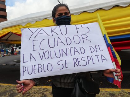 Una simpatizante acompaña al candidato presidencial de Ecuador, Yaku Perez mientras llega hoy a los exteriores del Consejo Nacional Electoral, en Quito (Ecuador). EFE/José Jácome 