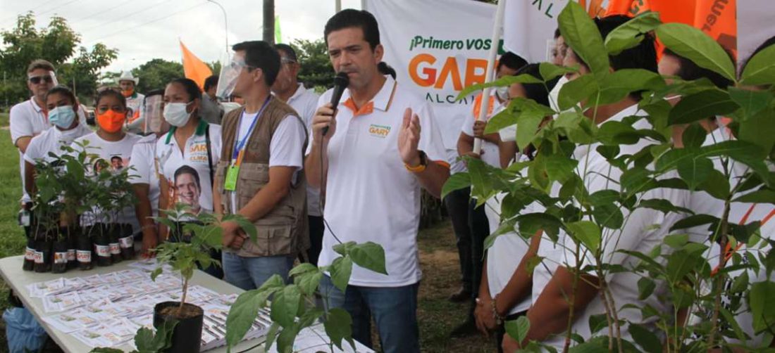 Gary Áñez incentiva la plantación de árboles. Foto: Juan Cárlos Torrejón