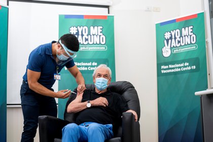 El presidente chileno Sebastián Piñera recibe una dosis de la vacuna contra la enfermedad del coronavirus (COVID-19) de Sinovac en un centro de salud en Futrono, Chile, el 12 de febrero de 2021