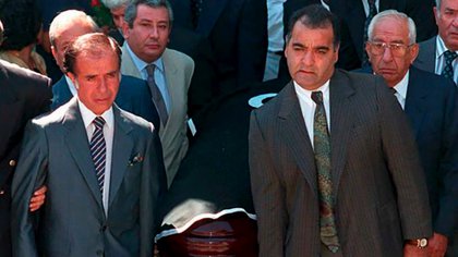 Carlos Menem llevó el féretro de su hijo Carlos Saul, muerto a los 26 años (AFP)