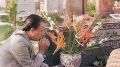 Carlos Menem orando frente a la tumba de Carlitos
