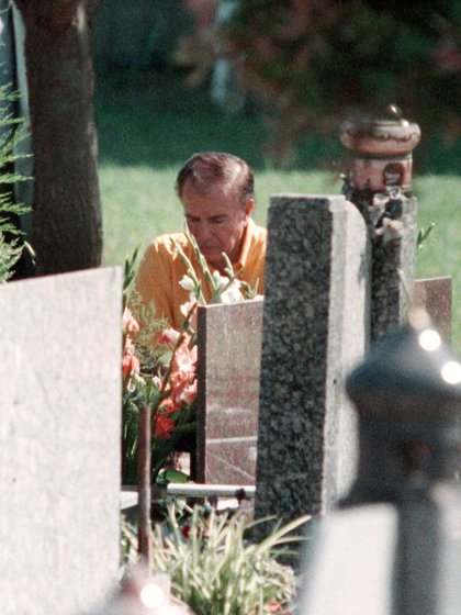 El ex presidente Carlos Menem frente la tumba de su hijo en el cementerio islámico de San Justo en 2011 (NA)