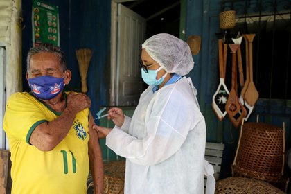 Raimundo Araujo, de años 90, es vacunado en Manaos (Reuters)