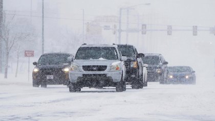 Conductores bajo la tormenta de nieve en Oklahoma (AP Photo/Sue Ogrocki)