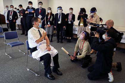 El director del Centro Médico de Tokio, Kazuhiro Araki, habla con los medios de comunicación después de recibir una dosis de la vacuna contra el coronavirus en el primer día de la campaña de inoculación, en Tokio, Japón, el 17 de febrero de 2021. Behrouz Mehri / Pool via REUTERS