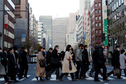 FOTO DE ARCHIVO: Peatones con máscaras protectoras en Tokio, Japón, el 7 de enero de 2021. REUTERS / Kim Kyung-Hoon / GLOBAL BUSINESS WEEK AHEAD