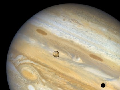 Imagen de Io pasando frente a Júpiter, tomada por la nave espacial Voyager 1 en 1979. (NASA/JET PROPULSION LABORATORY/IAN REGAN) 