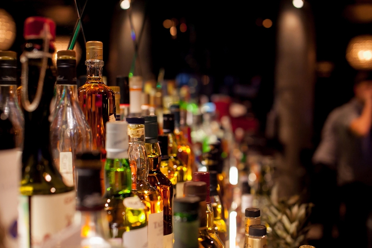Fotografía ilustrativa que muestra varias botellas de licor en un mostrador (Foto: EFE/Cortesía Euromonitor International)