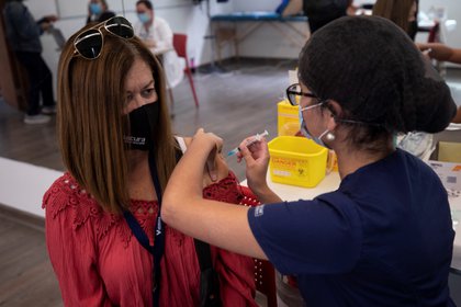 Una enfermera le administra una vacuna del laboratorio chino Sinovac a una persona en un centro de Salud, en Santiago (Chile). EFE/ Alberto Valdés/Archivo 