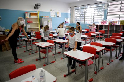 Niños retoman las clases, el 8 de febrero de 2021, en la escuela estatal Raúl Antonio Fragoso, en Sao Paulo (Brasil). EFE/Fernando Bizerra 