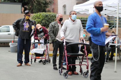 Gente hace fila para recibir la vacuna COVID-19 en el albergue para personas sin hogar LA Mission en Skid Row, en Los Ángeles, California, Estados Unidos. 10 de febrero, 2021. REUTERS/Lucy Nicholson
