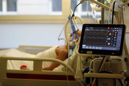 Un hombre con COVID-19 es tratado en la Unidad de Cuidados Intensivos (UCI) en el hospital La Timone de Marsella en Francia, 8 de febrero de 2021. REUTERS/Eric Gaillard