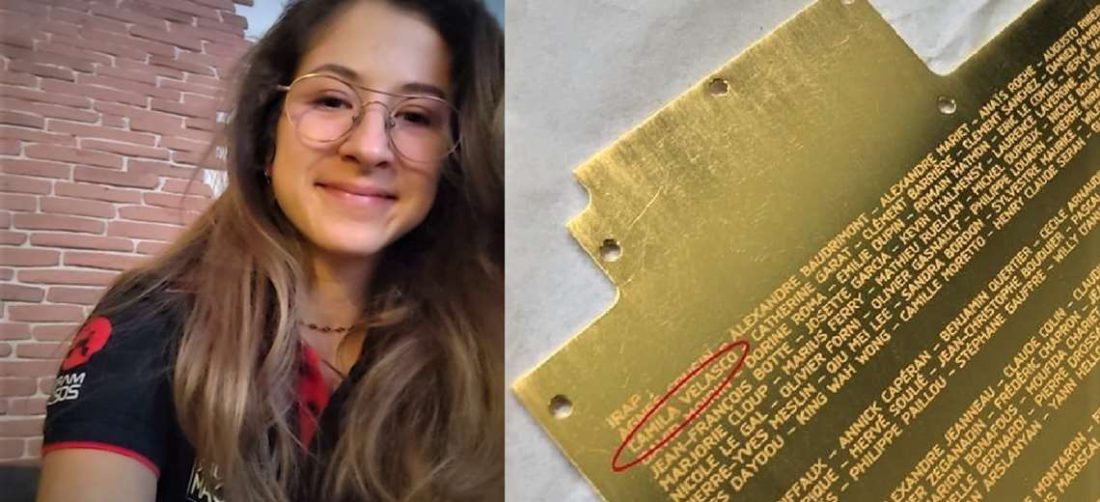 Camila Velasco y la plaqueta con su nombre que quedará en Marte