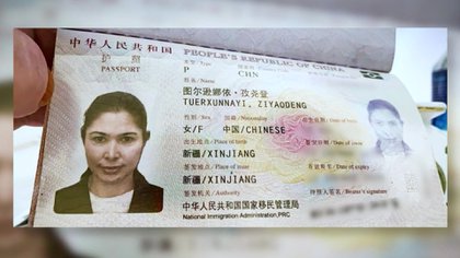 Tursunay Ziyawudun y el pasaporte que muestra su residencia en Xinjiang. Ahora vive en los Estados Unidos tras huir de China (CNN)