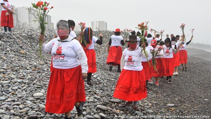 Con marchas y manifestaciones, siempre con sus faldas rojas, las víctimas de esterilizaciones forzadas en Perú buscan visibilizar su lucha.
