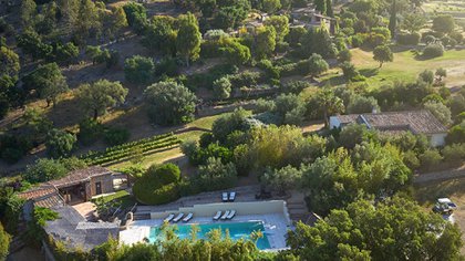 Vista aérea de la aldea francesa que pertenece a Johnny Depp y que ahora vende