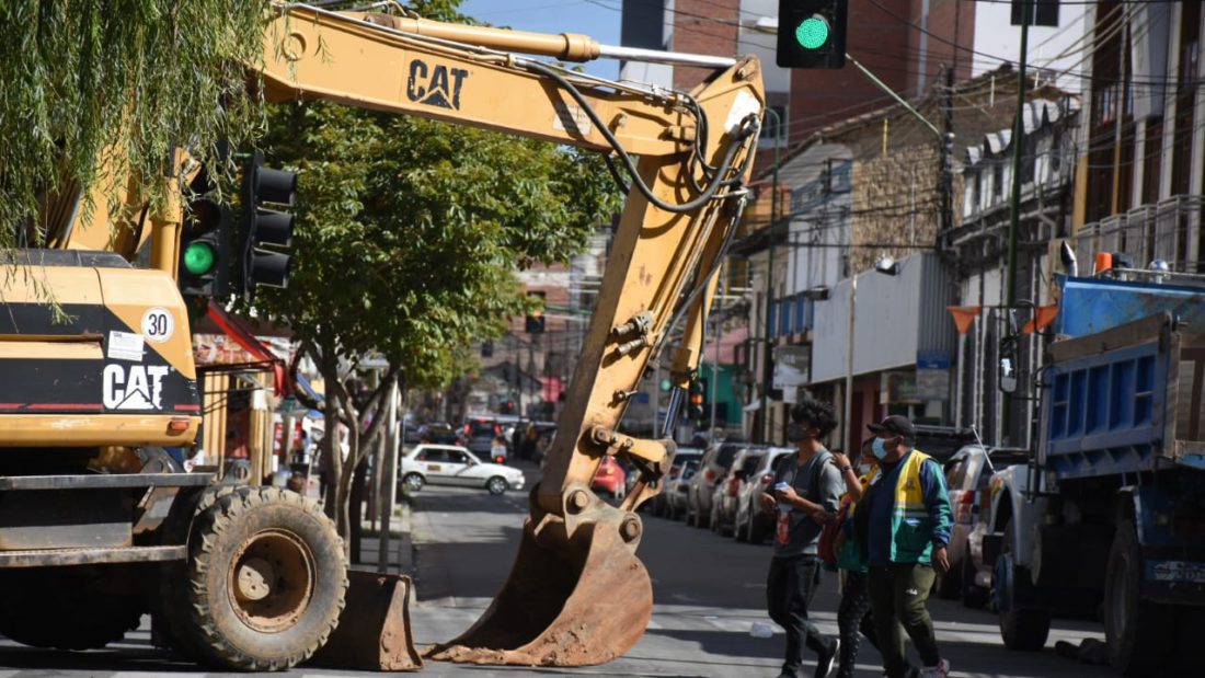 Vehículos de los constructores protestan y bloquean en inmediaciones de la plaza Colón. DICO SOLÍS