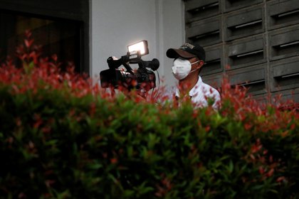 Un periodista con una cámara en el aeropuerto Halim Perdanakusuma, luego del brote del coronavirus en China, en Yakarta, Indonesia, el 15 de febrero de 2020. REUTERS / Willy Kurniawan