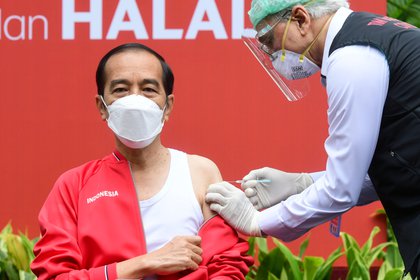 El presidente de Indonesia, Joko Widodo, recibe la segunda dosis de la vacuna COVID-19 de Sinovac en el Palacio Presidencial en Yakarta, Indonesia, el 27 de enero de 2021. Cortesía del Palacio Presidencial de Indonesia / Muchlis Jr / REUTERS