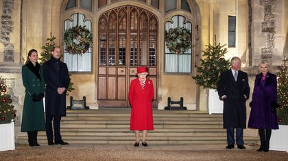 La reina Isabel II mantiene distancia social frente a su hijo, el príncipe Carlos y su esposa, Camila de un lado, y su nieto William y Kate, del otro. La jefa del Palacio de Buckingham habría elegido a su hijo como heredero natural de la corona, lo que provocó el enojo y la decepción del duque de Cambridge (Reuters) 
