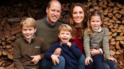 Foto familiar del Palacio de Kensington para la Navidad de 2020, Allí puede verse al príncipe William junto a su esposa, Kate, y sus hijos George, Louis y Charlotte (Palacio de Kensington)