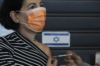 Una mujer es vacunada en Tel Aviv (AP)