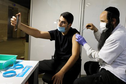 Un hombre recibe una vacuna contra la enfermedad del coronavirus (COVID-19) en un centro de vacunación temporal de la organización de mantenimiento de la salud (HMO) de Clalit, en un estadio deportivo en Jerusalén el 25 de febrero de 2021. Fotografía tomada el 25 de febrero de 2021. REUTERS / Ammar Awad