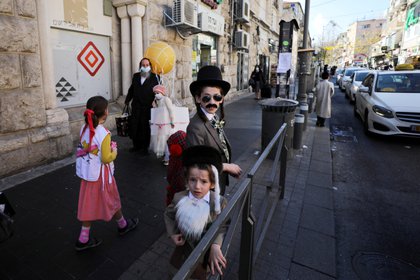 Niños disfrazados con motivo de la festividad de Purim, en Jerusalén. REUTERS/Ammar Awad