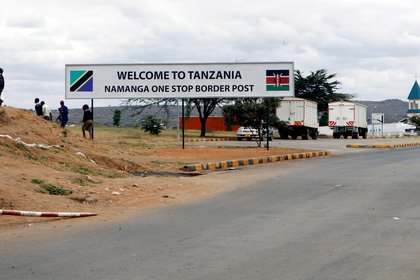 Un paso fonterezio entre Kenya y Tanzania en en Namanga, 
