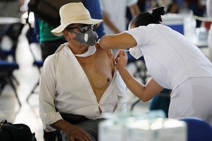 La vacuna contra COVID-19 en México se está aplicando a las personas con 60 años y más (Foto: Reuters / Carlos Jasso)