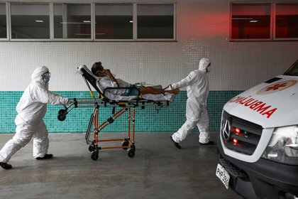 Personal de salud transporta a un paciente en una camilla en un hospital en Manaos (REUTERS/Bruno Kelly)