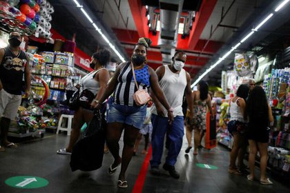 Gente con mascarillas en el Mercado de Madureira en Rio de Janeiro (REUTERS/Pilar Olivares/Archivo)