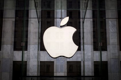 El logo de Apple en una tienda de la empresa en la Quinta Avenida, en Nueva York. 