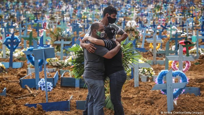 Dolor en el cementerio de la ciudad brasileña de Manaus, a orillas del río Amazonas 