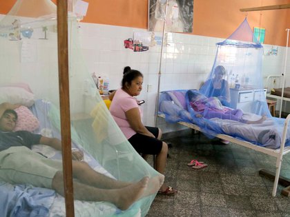 Pacientes esperan atención médica en un hospital público de Asunción (EFE/Andrés Cristaldo Benítez/Archivo) 