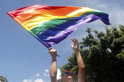 En la imagen, un hombre agita una bandera LGBTI durante una marcha del orgullo gay. EFE/Luis Eduardo Noriega A./Archivo 