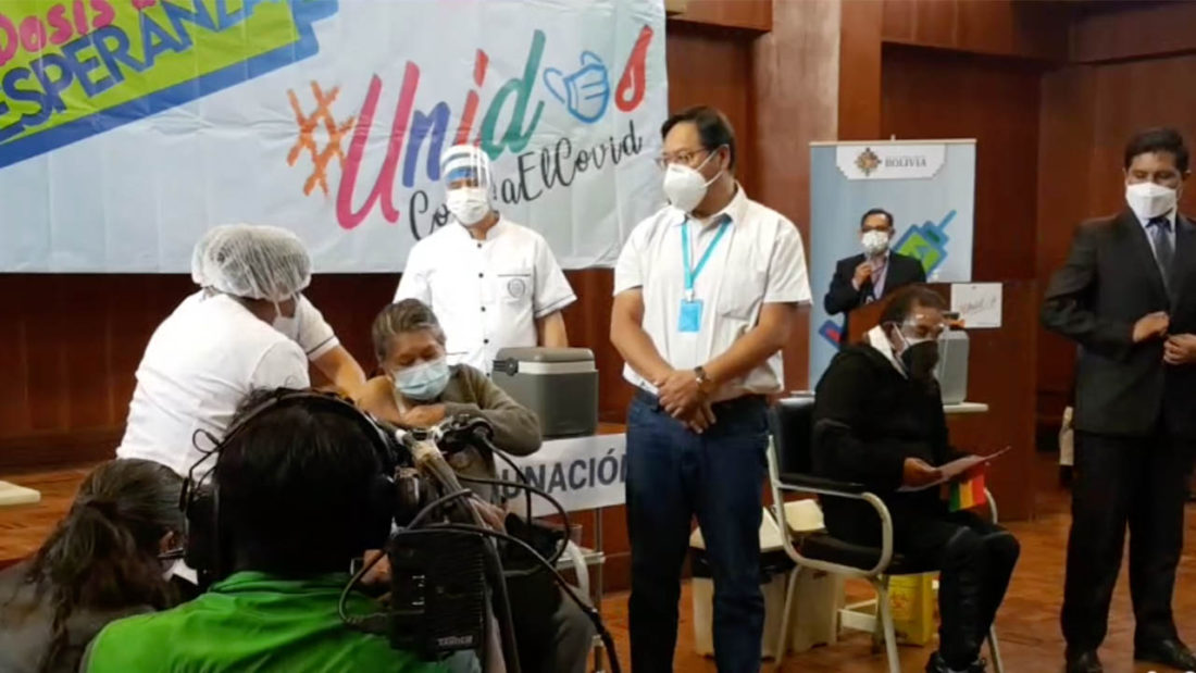 El presidente del Estado, Luis Arce junto al ministro de Salud, Jeyson Auza en el inicio de la vacunación masiva en Cochabamba. Facebook Luis Arce