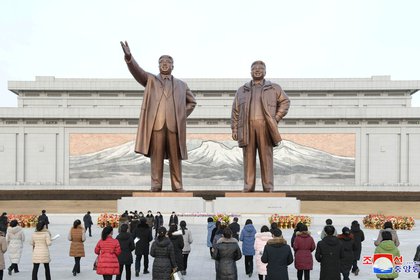 Estatuas de los fallecidos líderes Kim Il Sung y Kim Jong Il (Reuters)