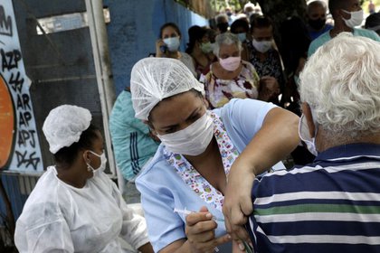 FOTO DE ARCHIVO. Una trabajadora de salud vacuna a un adulto mayor contra la enfermedad del COVID-19 en la ciudad de Sao Goncalo, cerca de Río de Janeiro, Brasil. Febrero 18, 2021. REUTERS/Ricardo Moraes