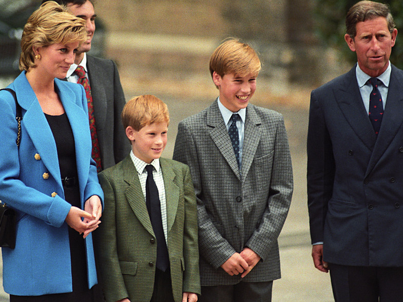 Diana de Gales y Carlos de Inglaterra con sus hijos Guillermo y Harry