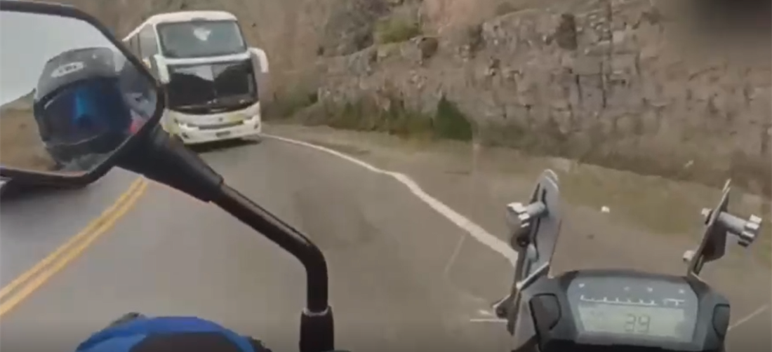 El motociclista logró grabar el hecho con la cámara de su casco