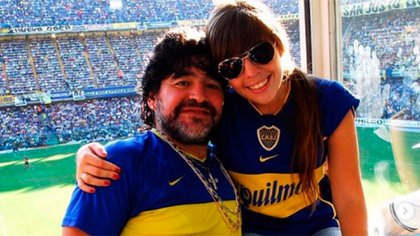 Año 2006. Diego Maradona y Dalma Maradona disfrutando de un partido de Boca en el palco que el 10 tenía en la Bombonera (Foto: Instagram @Dalmaradona)