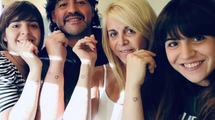 Familia únida: Dalma Maradona, Diego Maradona, Claudia Villafañe y Gianinna Maradona mostrando el tatuaje que comparten
