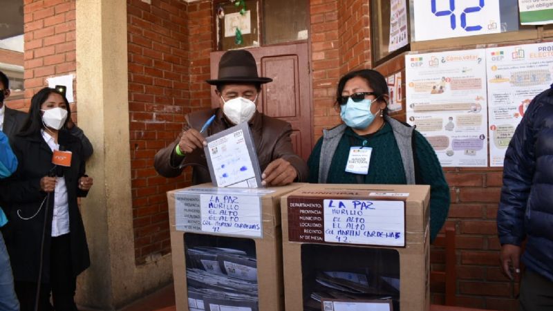 Rafael Quispe vota en El Alto entre abucheos y vítores