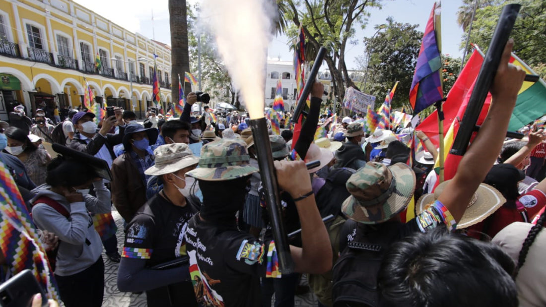 Un grupo juvenil afín al MAS muestra armas en la plaza 14 de Septiembre de Cochabamba. APG