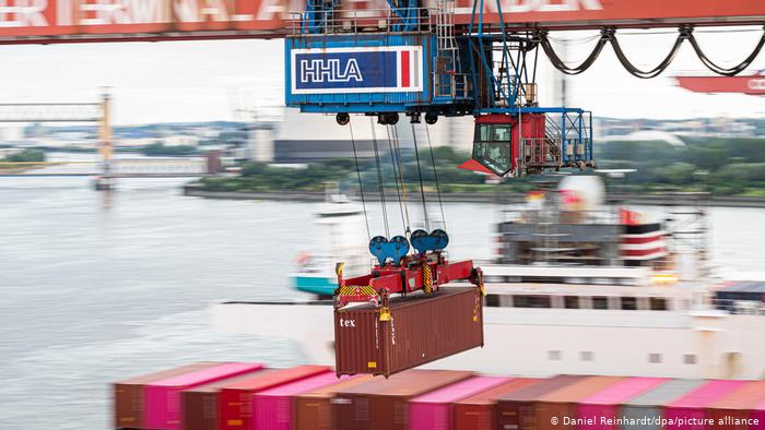 Una de las grúas de contenedores en el Puerto de Hamburgo, en una imagen de archivo.